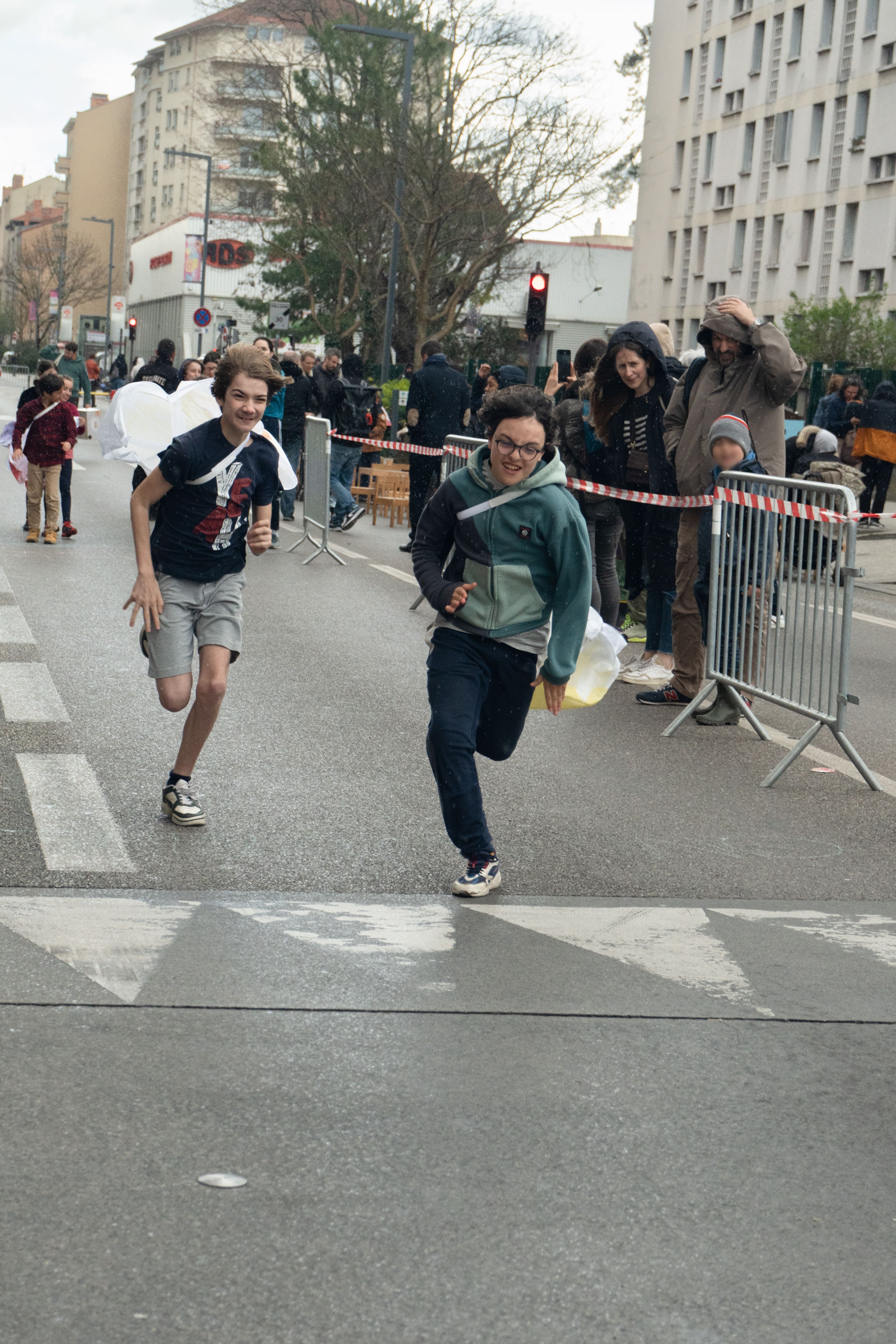 2023, Performance Dernière ligne droite ! - Fête du livre jeunesse Villeurbanne © Lucas Zambon